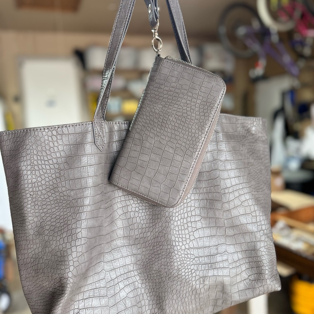 Thirty-One Elegant Gray Crocodile-Embossed Tote Bag with matching wallet